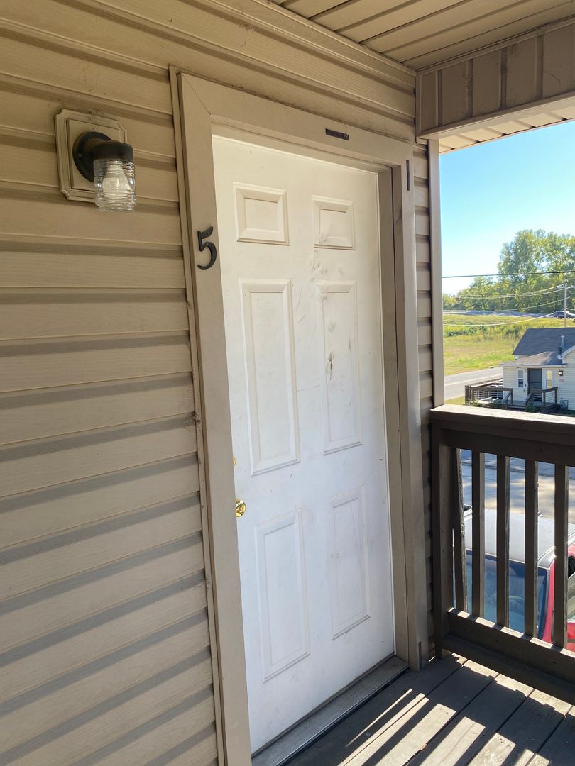 Van Buren Apartment: 617 S 6TH