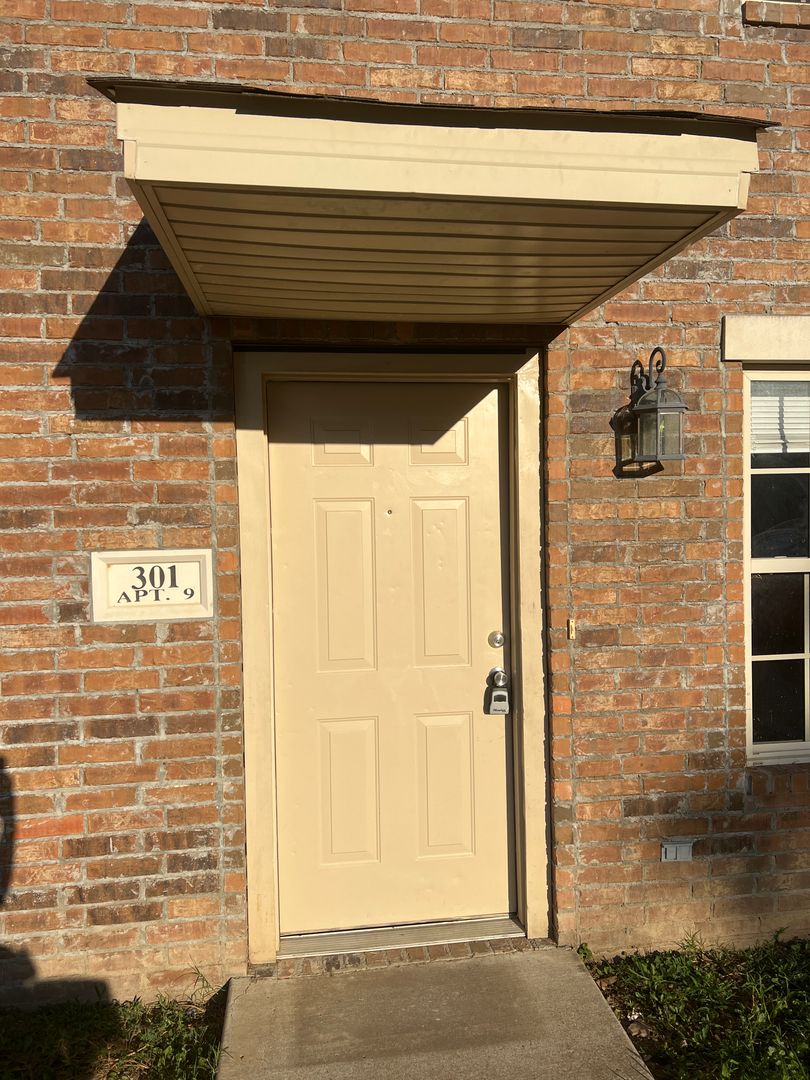 HACKETT Townhome: 301 N. PLUM ST