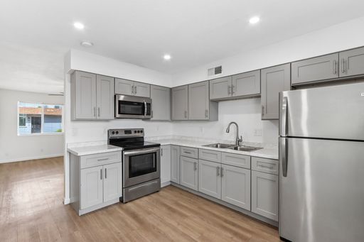 2 Bed 1 Bath with Private Patio - Central Mesa Location, On Broadway Apartments – photo 1