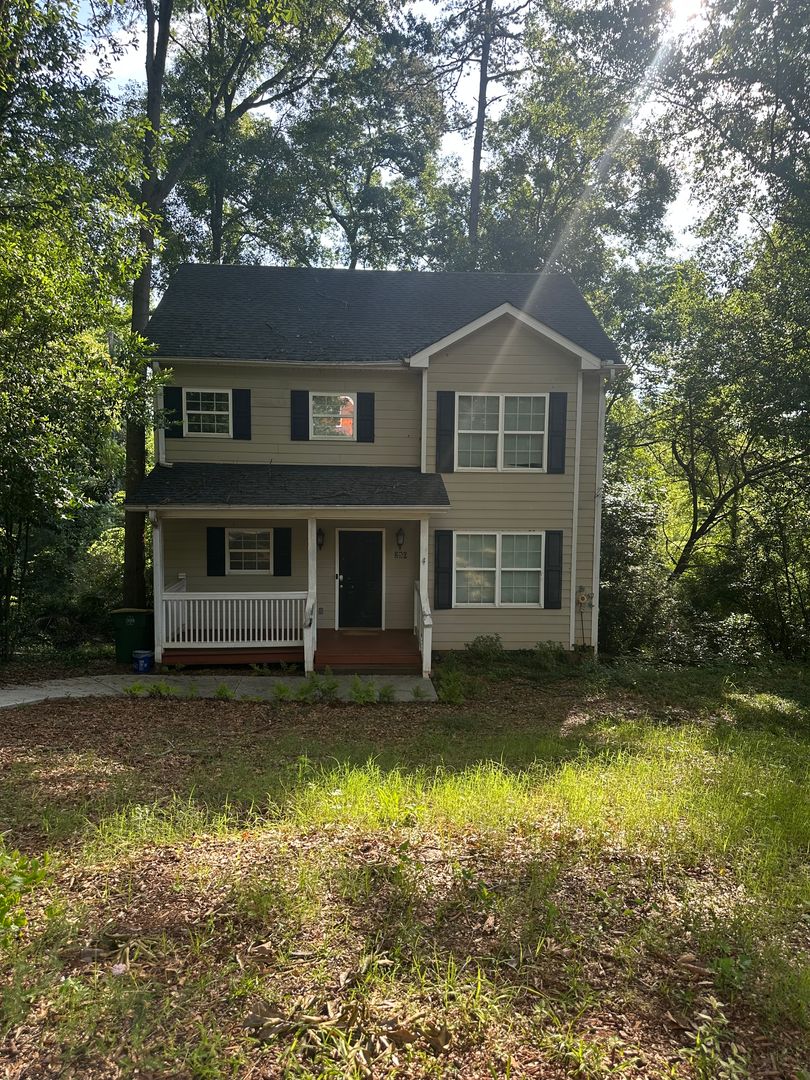 Athens House: 250 Hodgson Drive
