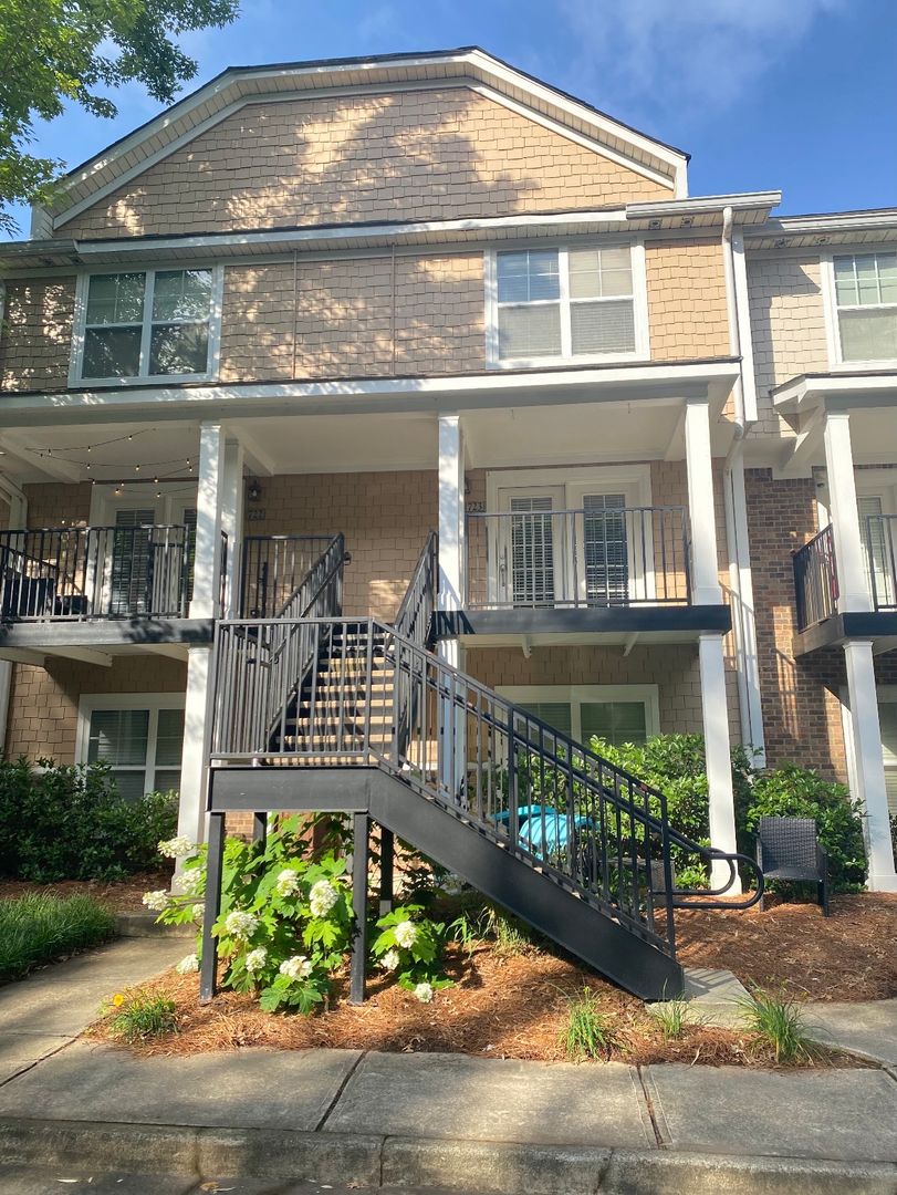 Athens House: 1035 Barnett Shoals Road