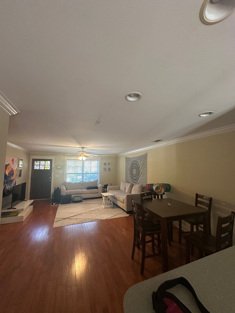 ATHENS Condo: 1035 BARNETT SHOALS RD.