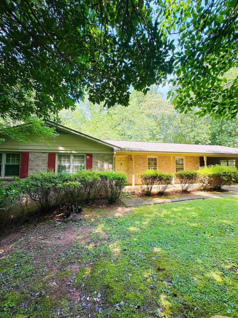 Athens House: 375 Segrest Circle