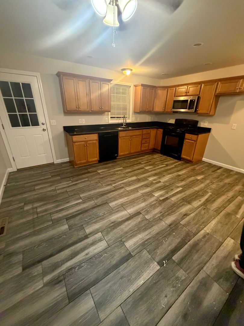 Springfield Apartment: 18-20 Pine Grove St