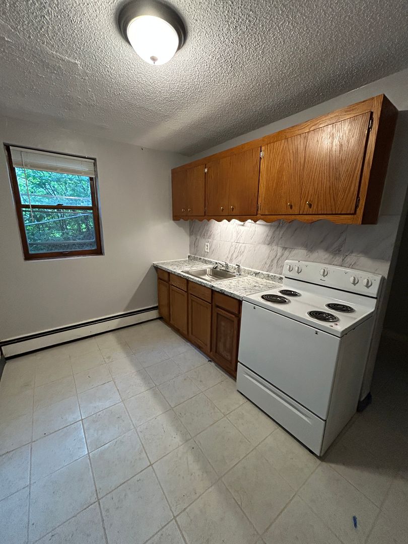 Maplewood Apartment: 2637 Stillwater Rd E