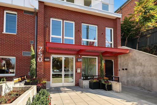 1 Bed 1 Bath Capitol Hill Condo! Rooftop + Gym Access – photo 1