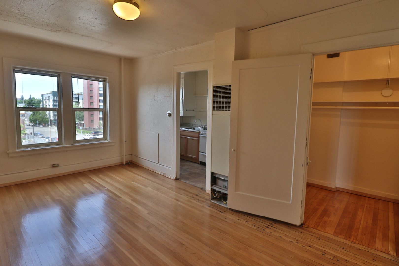 Seattle Apartment: 1315 NE 47th St