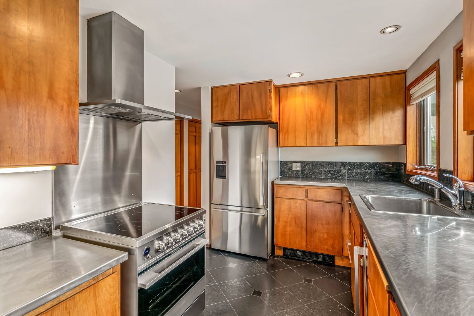 Seattle Condo: 2101 Nob Hill Avenue North 1A
