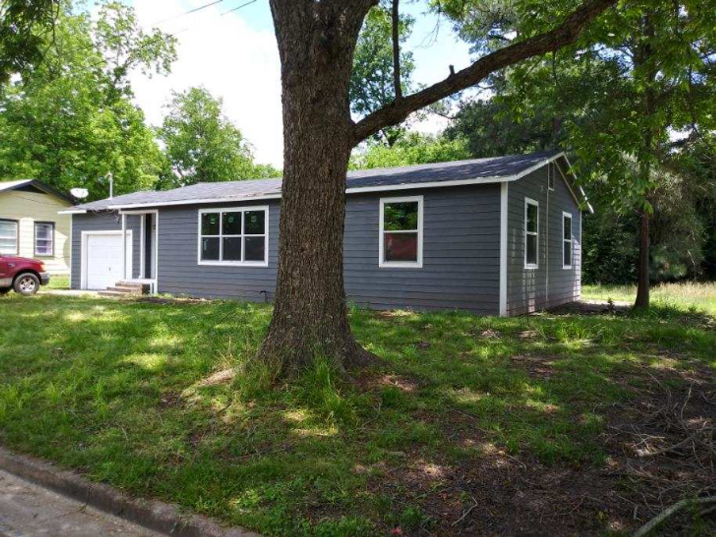 Sulphur Springs House: 1126 Park Cir