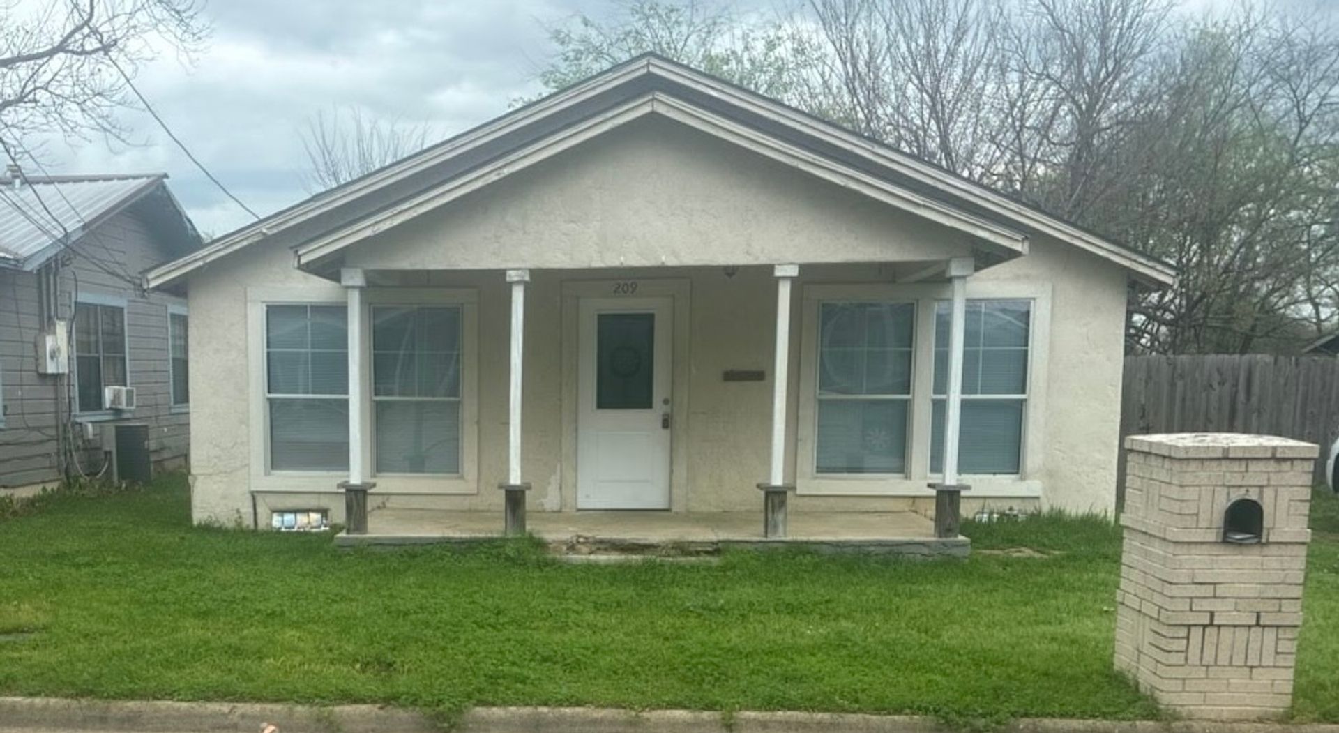 Sulphur Springs House: 209 Park St W