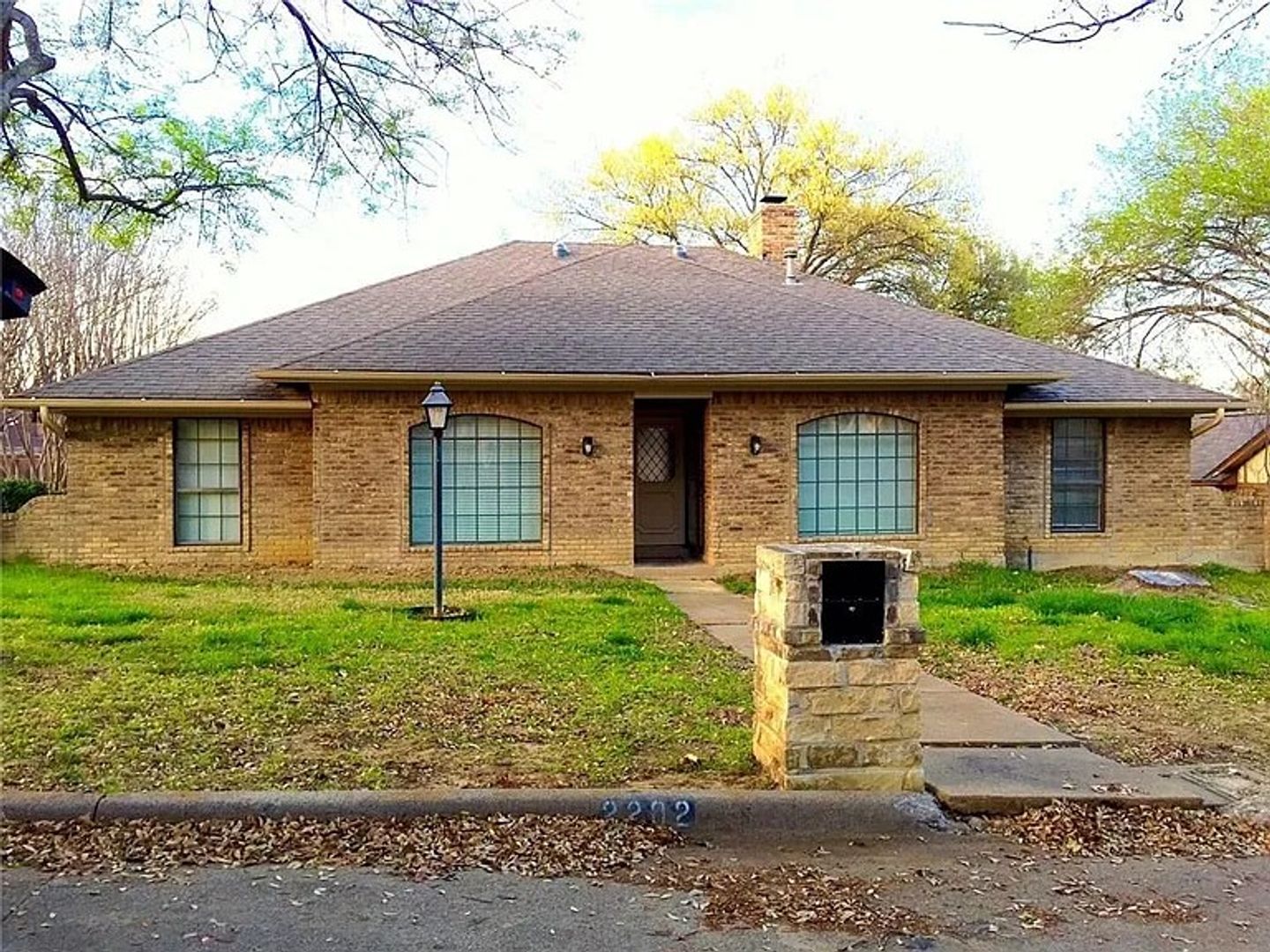 Grand Prairie House: 2202 Greenbriar Ct