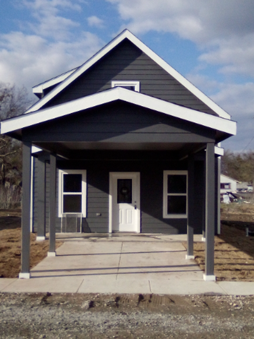 Whitewright House: 106 E Oak St