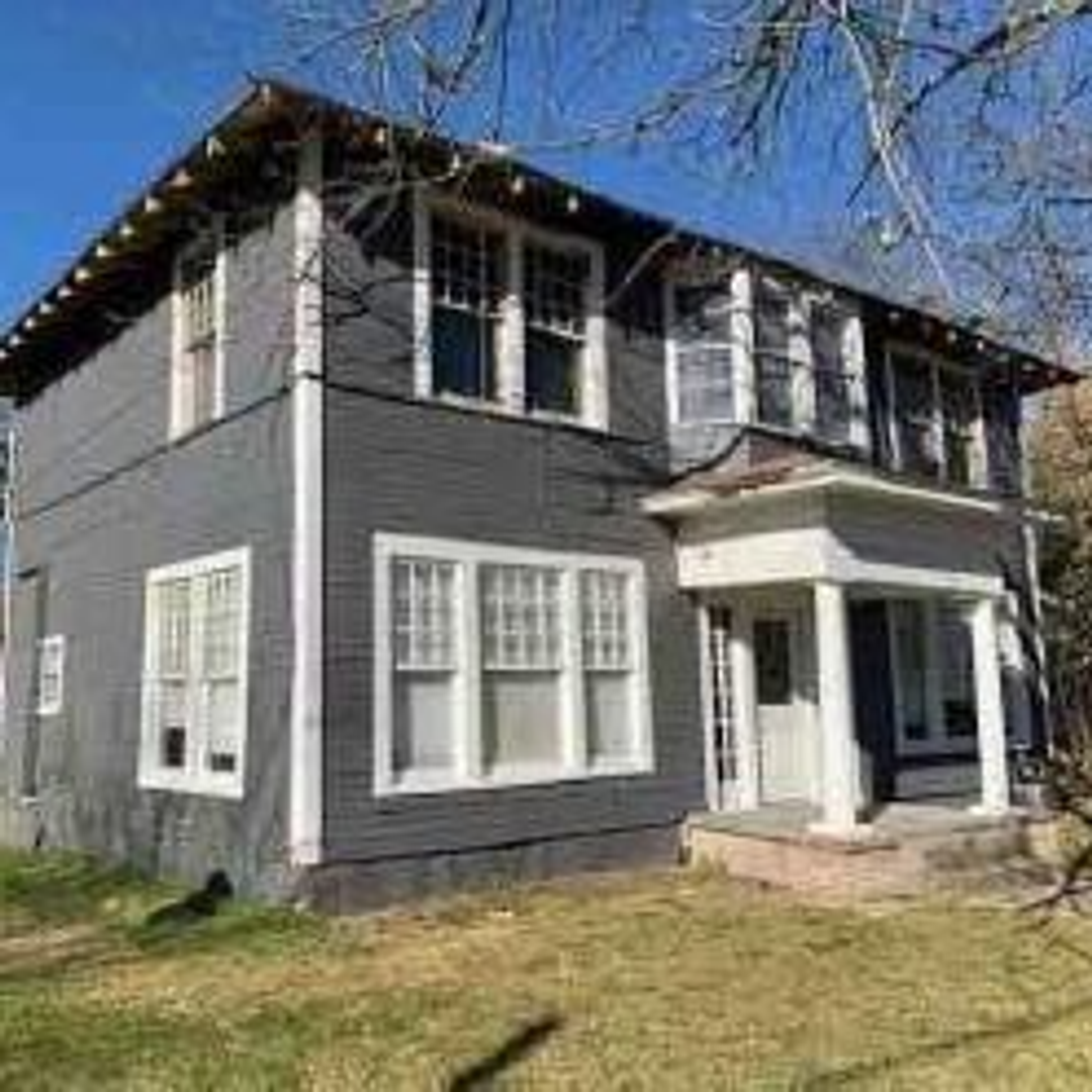 Cooper Apartment: 350 W Waco Ave