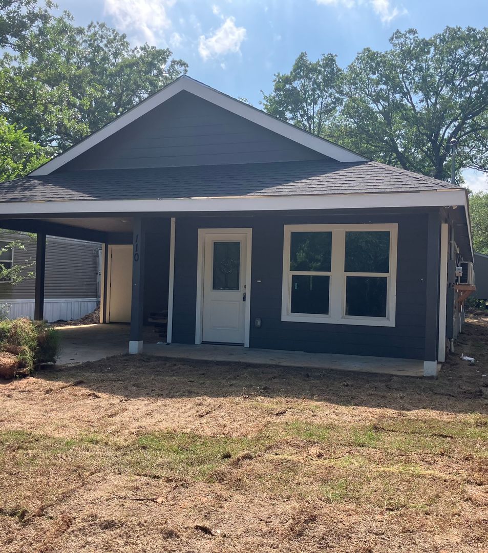 Mabank House: 110 Bowie St