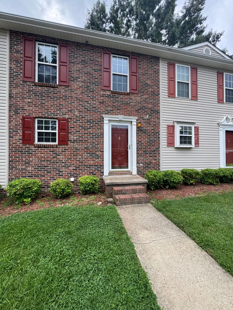 Lenoir Townhome: 1232 Camelot Court