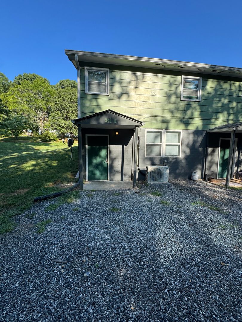 Hudson Apartment: 341 Laurel St