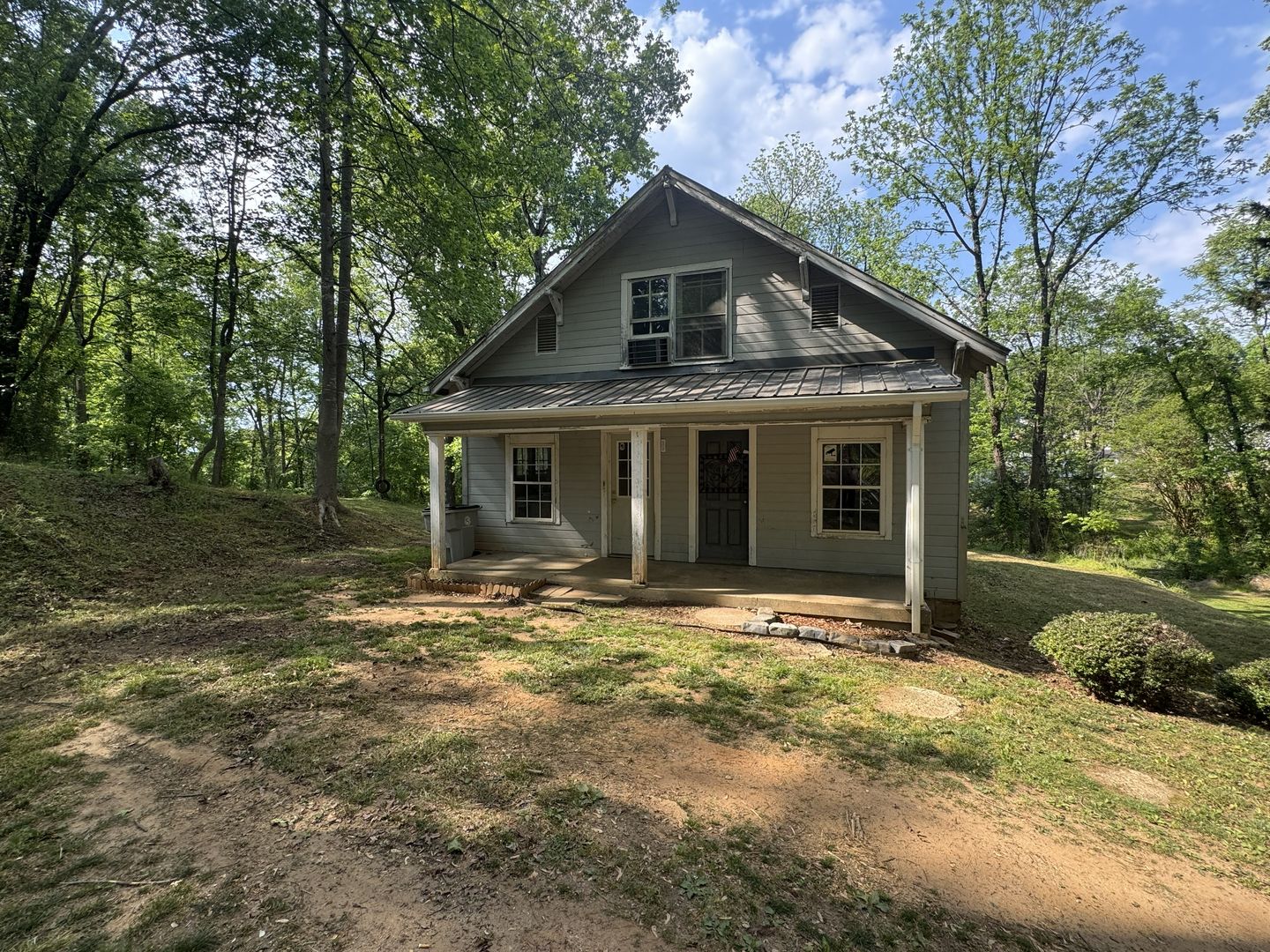 Hudson House: 1410 Dillard Ln