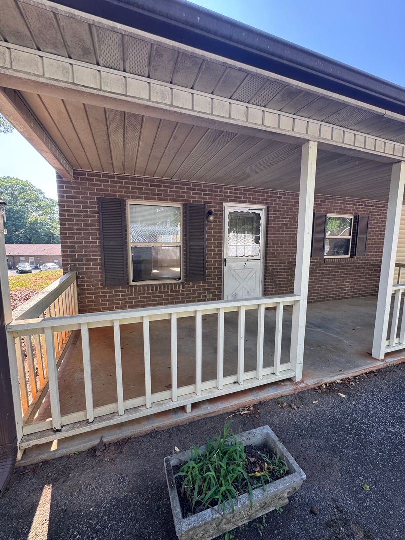 Hudson Apartment: 517 Hickory St