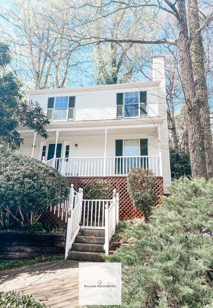 Greenville House: 48 Townes Square Lane