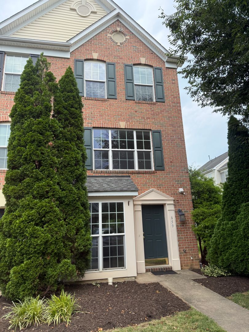 Frederick Townhome: 659 Wild Hunt Rd.