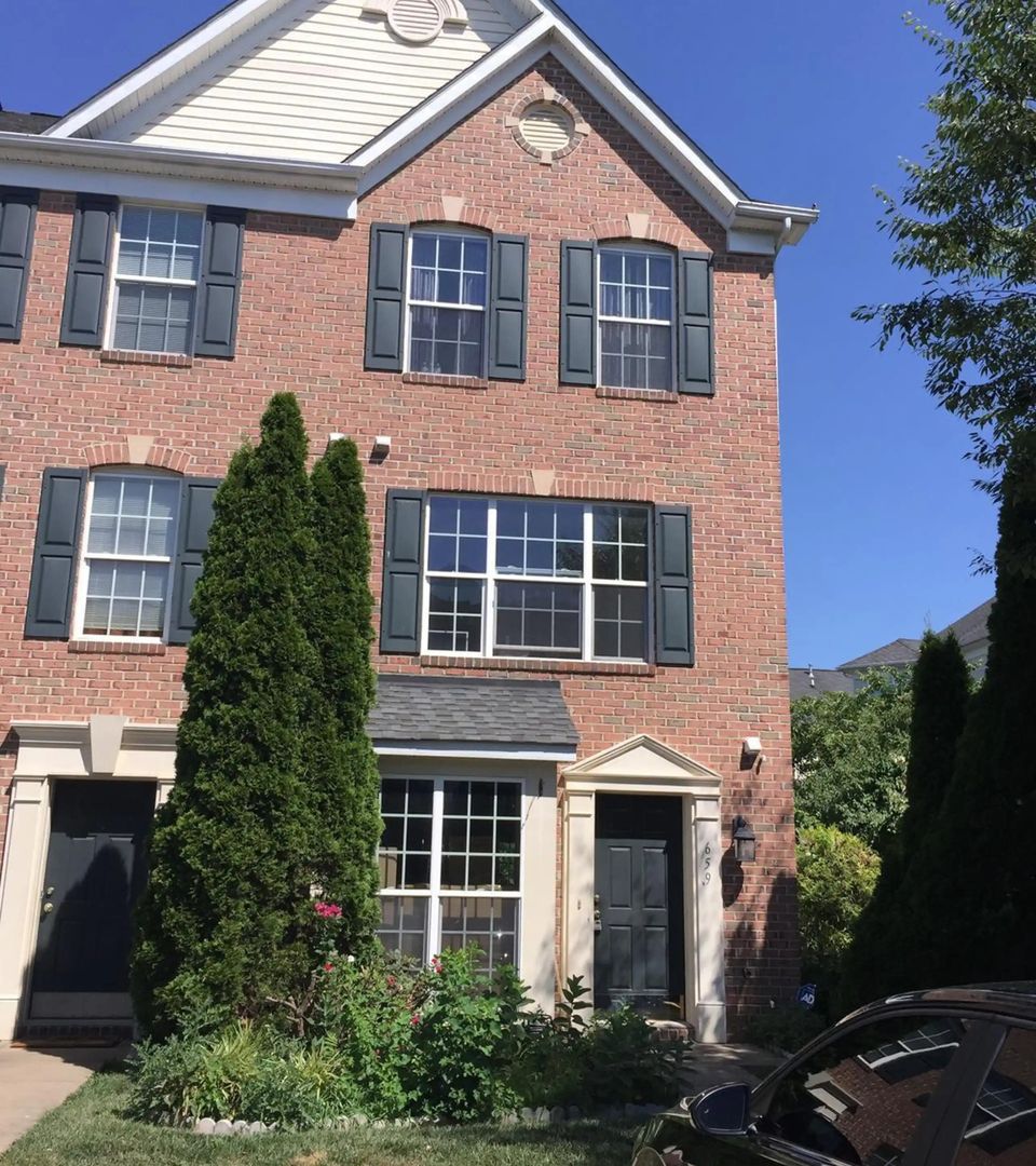 Frederick Townhome: 659 Wild Hunt Rd.