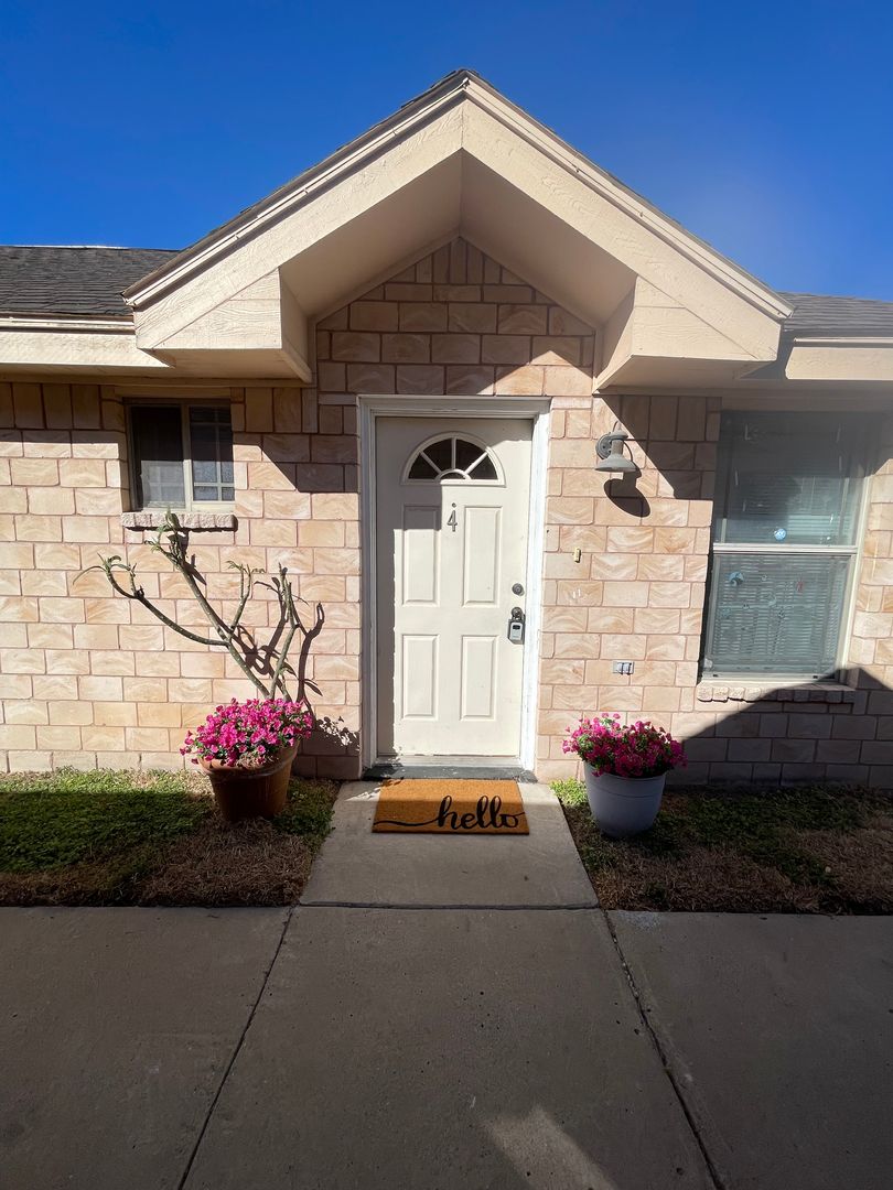 Pharr Apartment: 1208 S Diplomat Dr