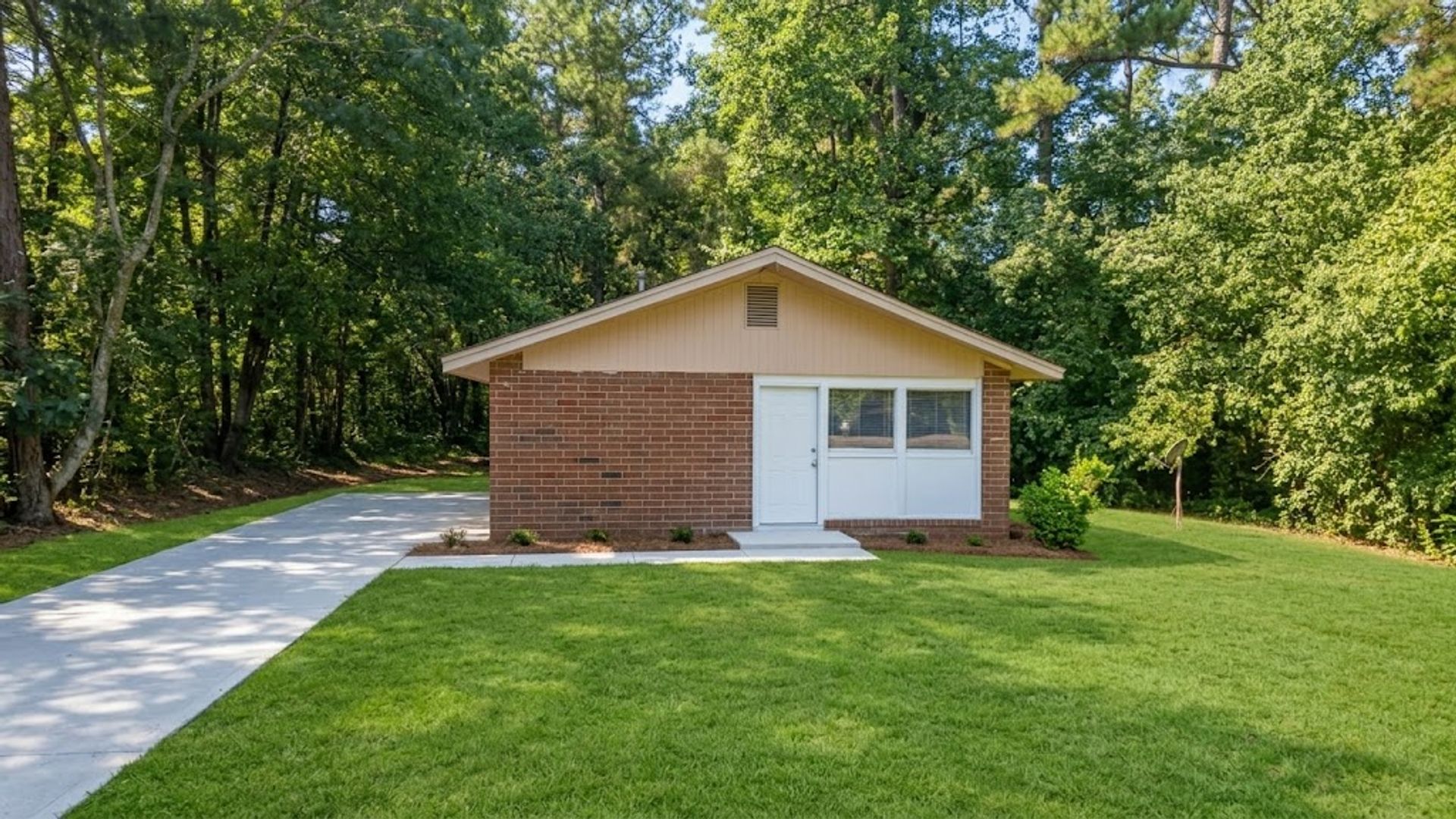 Fayetteville House: 2331 Lake Ave