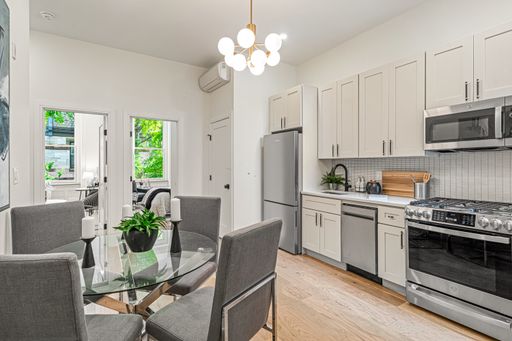 Stunning Renovated 2-Bedroom Brownstone Apartment in Fitler Square – photo 1