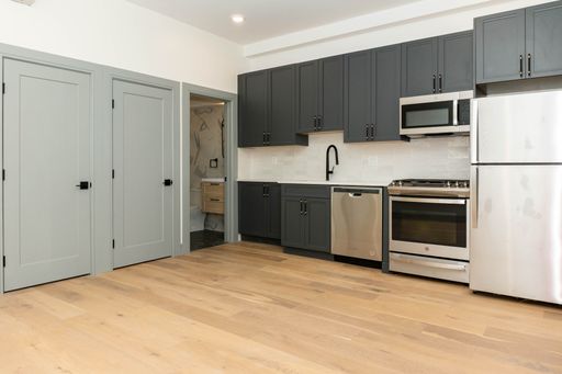 Rittenhouse- Brand New Fully Equipped Apartment – photo 1