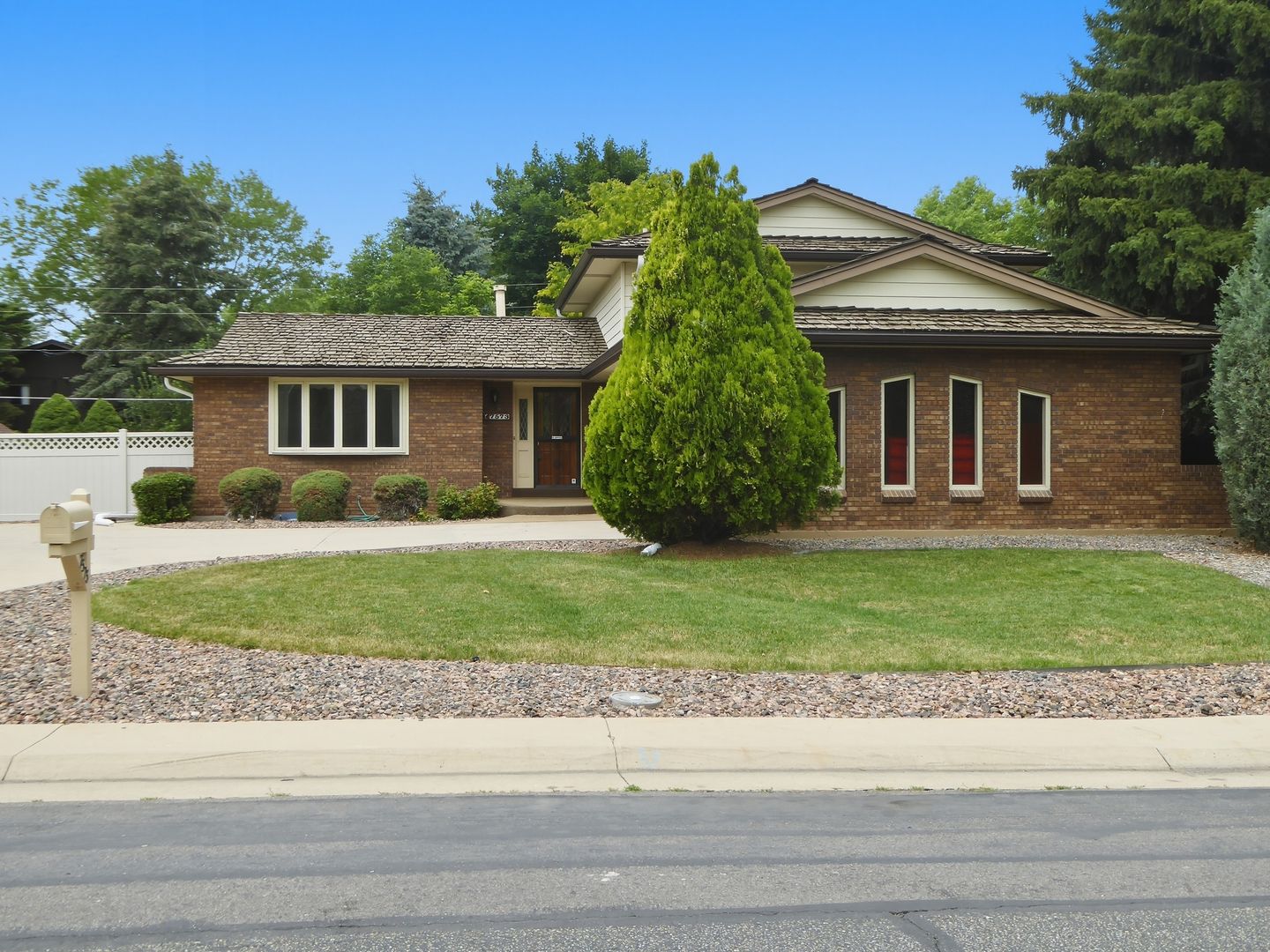 Arvada House: 7573 Lee Dr