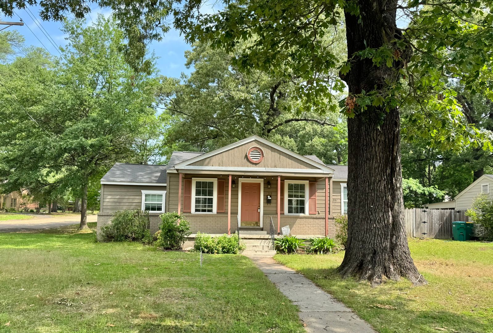 Texarkana House: 722 W 34th St