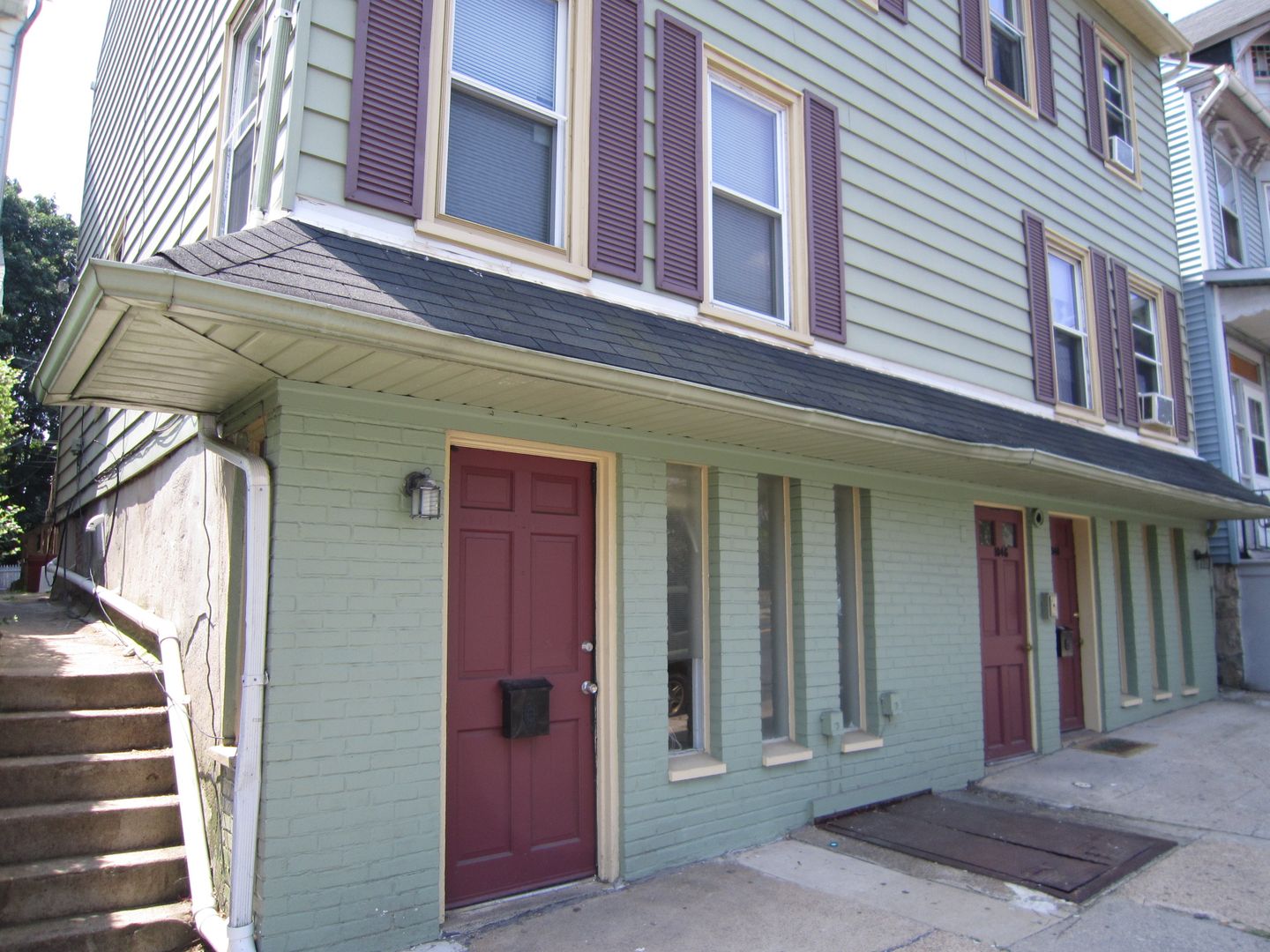 Easton Apartment: 1048 Northampton St