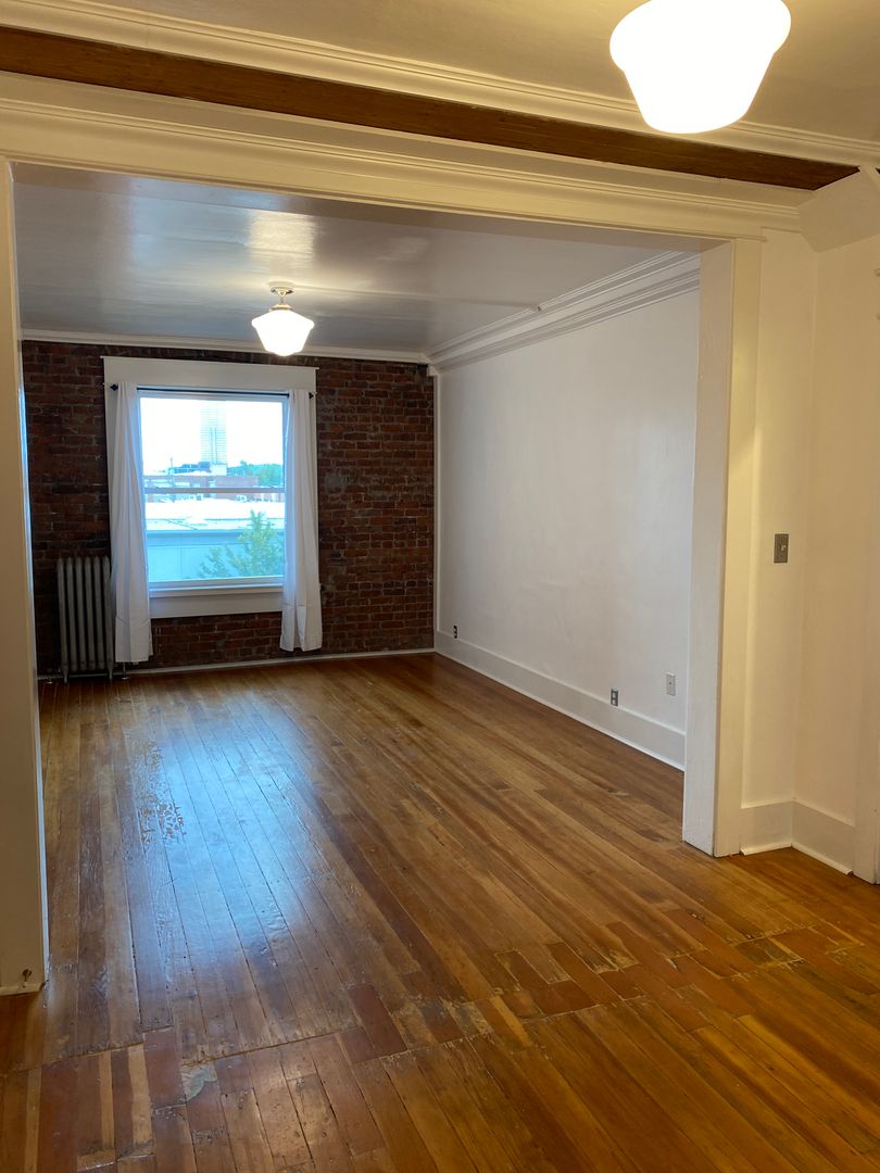 Portland Apartment: 125 NW 20th Place