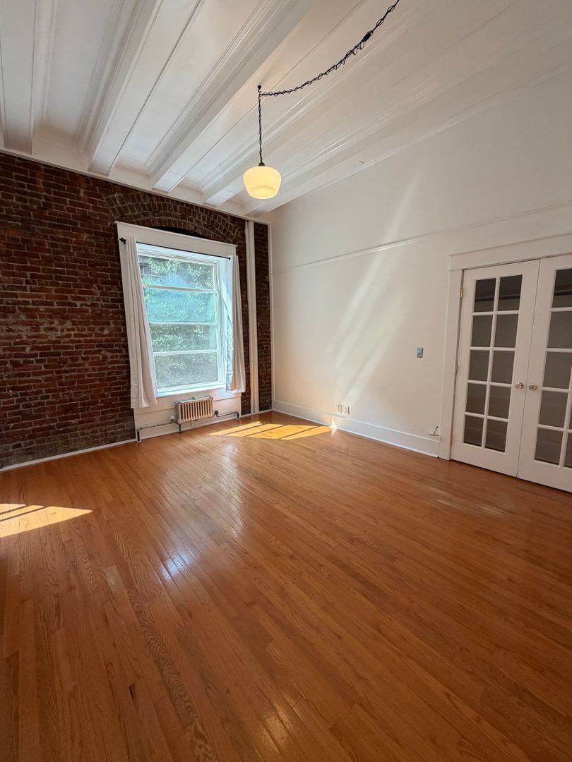 Portland Apartment: 125 NW 20th Place