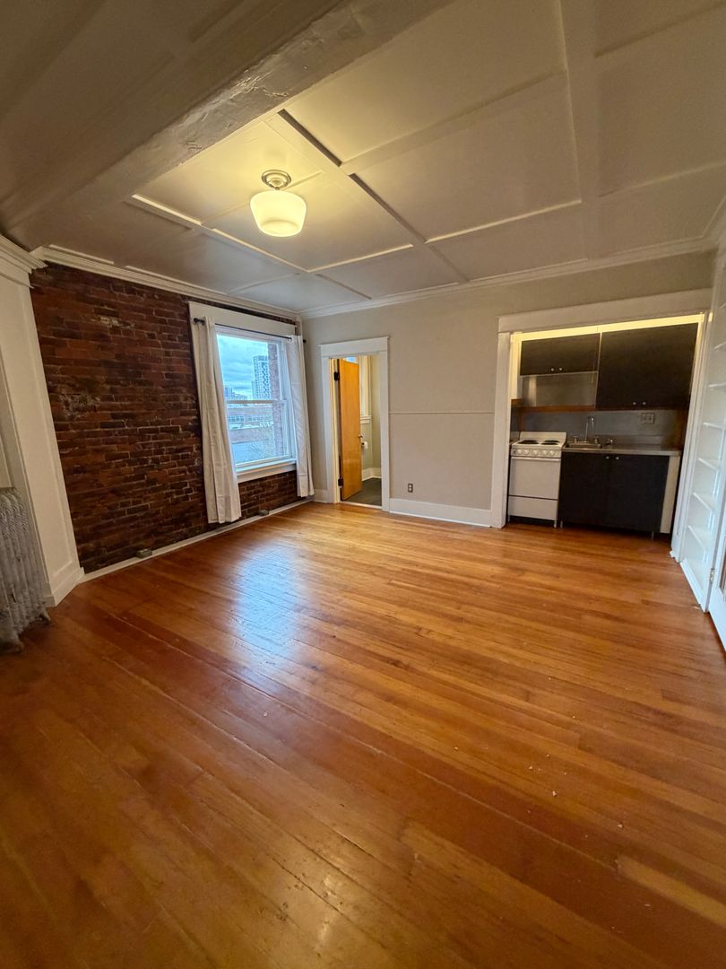 Portland Apartment: 125 NW 20th Place