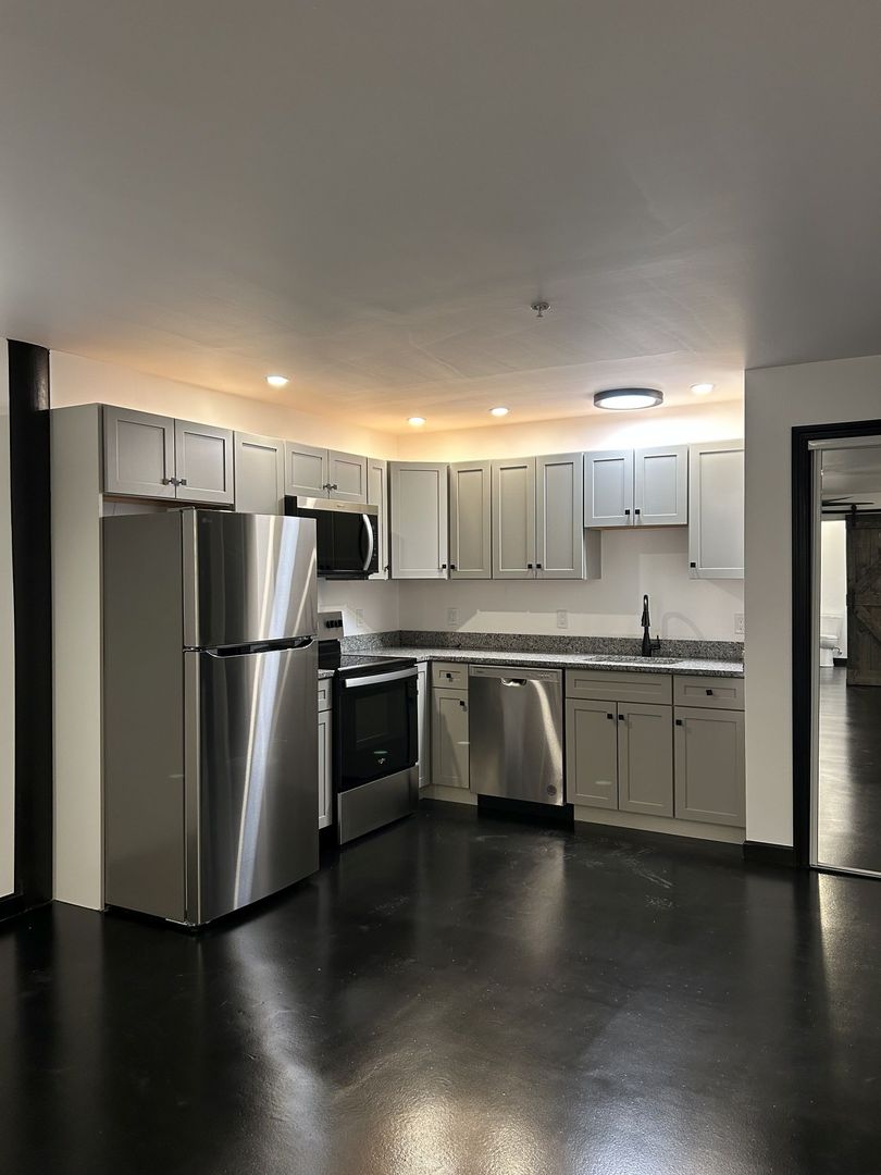 Littleton Apartment: 24 Beacon St.