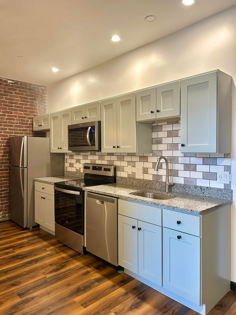 Littleton Apartment: 24 Beacon St.