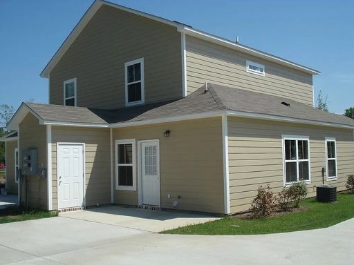 Welcome home to 122 Earle Taylor Ln in Ocean Springs, MS!