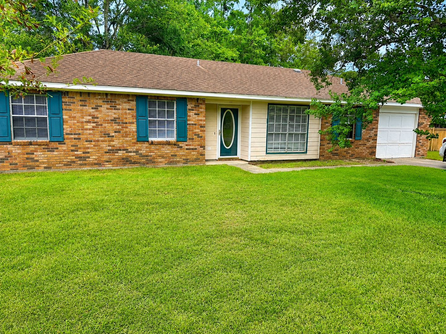 Ocean Springs House: 7205 Greenbriar St