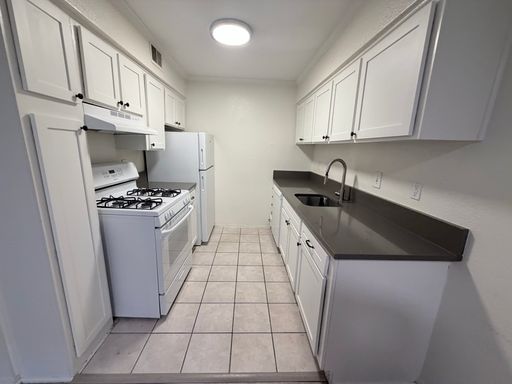 Kensington Terrace B1- 2 bedroom, 1 bath – photo 1