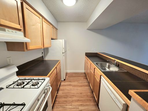 Brentwood Studio - 575 SF with Double Closets – photo 1