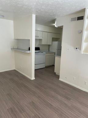Oak Park A4- 1 bedroom, 1 bath – photo 1