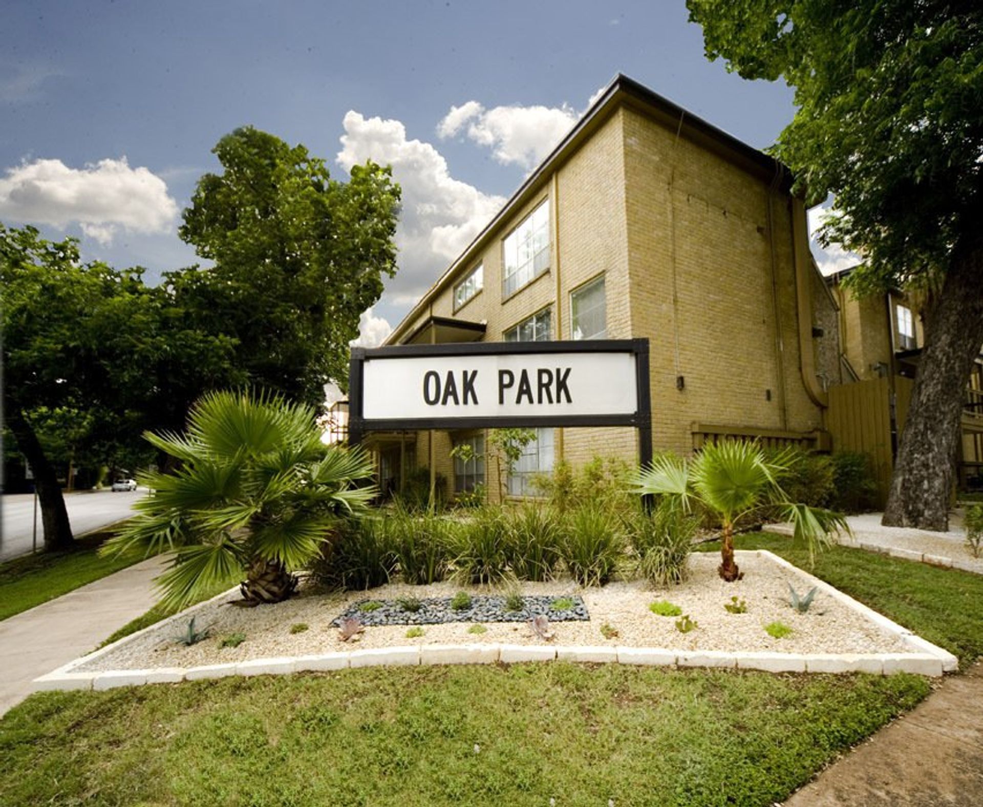 Oak Park Apartments in Historic Hyde Park 