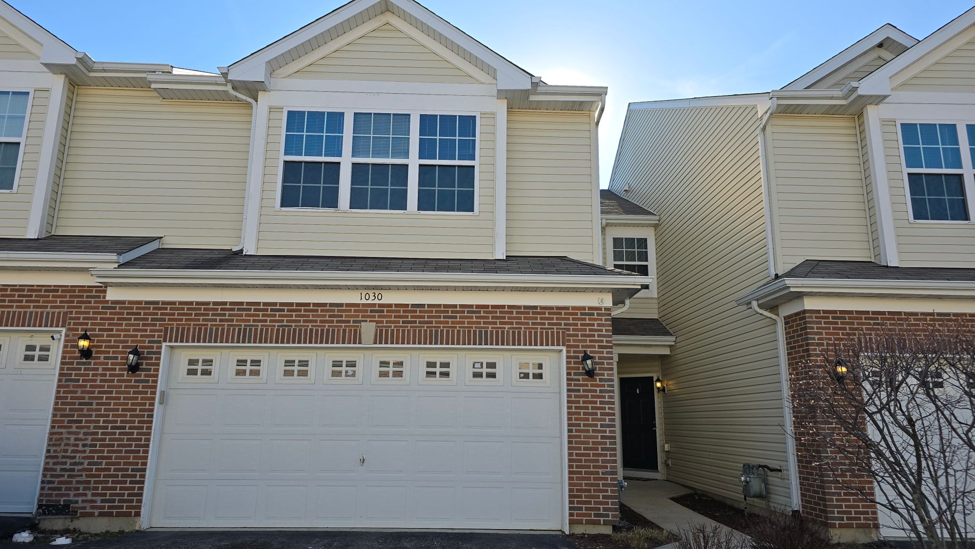 UPGRADED 3 BEDROOM, 2.1 BATH TOWNHOME WITH FIREPLACE!