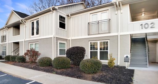 2 weeks free rent if lease starts by 09/01/26!Fantastic upgraded 2 BD/1.5BA Apartment near Historic Oakwood District! – photo 1