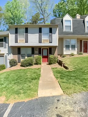 Spacious 3BD/2.5BA townhome available near downtown and NCSU! – photo 1