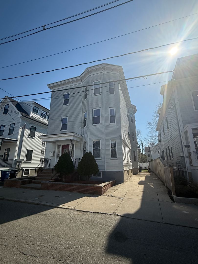 Somerville Apartment: 57 Springfield Street