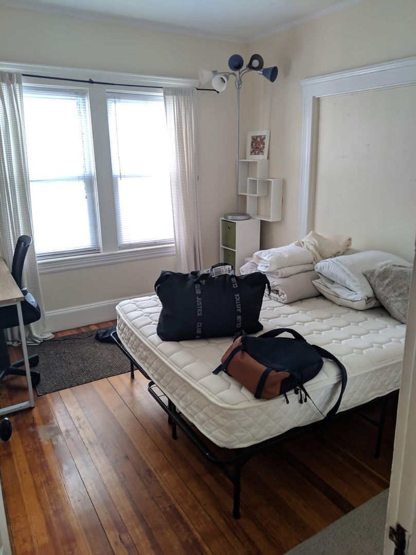 Somerville Apartment: 102 Line Street