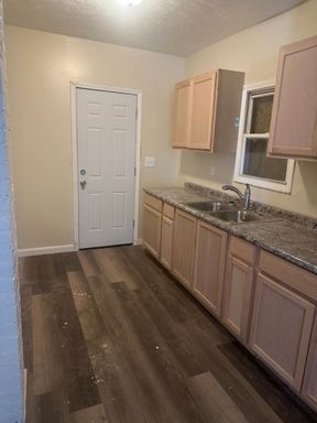 2bd DOWNSTAIRS DUPLEX Cash Pay/Section 8 *1/2 OFF SECURITY DEPOSIT SPECIAL* – photo 1