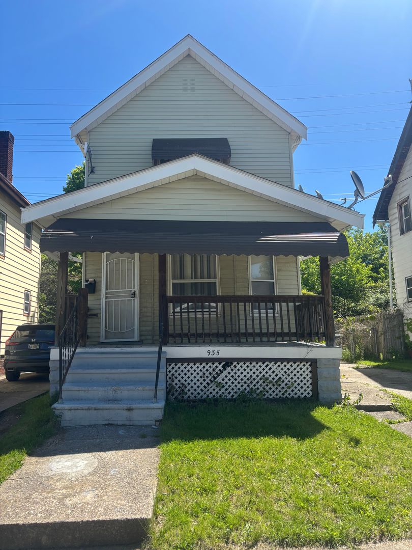 Cleveland House: 935 E 131st St
